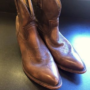 Frye Billy boots. Size 8.5. Brown in excellent condition